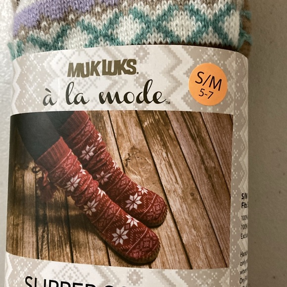 Members Mark, Adult T Shirt Bundle,  & 1 Pair Slipper socks. 7 pieces - Picture 7 of 8